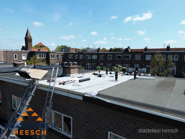 Dakdekkers aan het werk op plat dak in Heesch Dakdekkers aan het werk op plat dak in Heesch