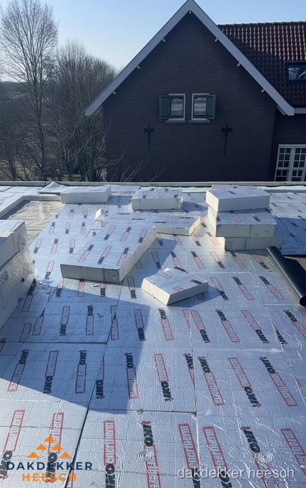 IKO PIR isolatieplaten op plat dak in Heesch IKO PIR isolatieplaten op plat dak in Heesch