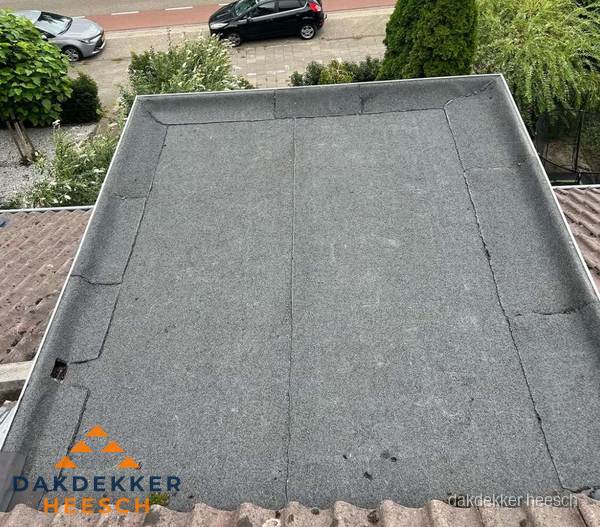 Nieuw aangebrachte bitumen dakbedekking op plat dak in Heesch Nieuw aangebrachte bitumen dakbedekking op plat dak in Heesch