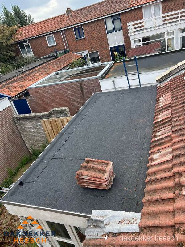 Aanbouw plat dak met reservepannen voor dakpannen vervangen in Heesch Aanbouw plat dak met reservepannen voor dakpannen vervangen in Heesch