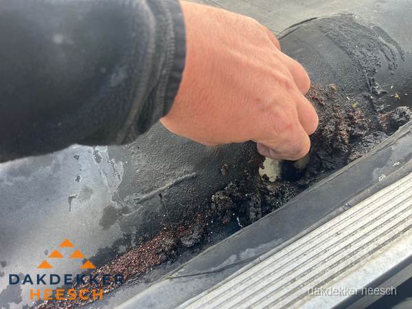 Schade aan bitumen dakbedekking op plat dak in Heesch Schade aan bitumen dakbedekking op plat dak in Heesch