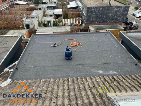 Dakrenovatie afgerond met nieuwe bitumen dakbedekking in Heesch Dakrenovatie afgerond met nieuwe bitumen dakbedekking in Heesch