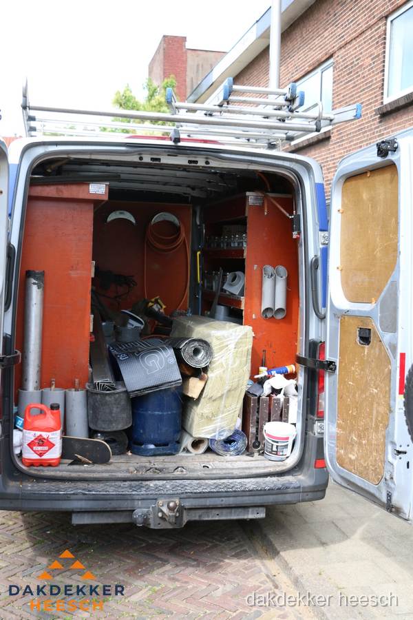 Bedrijfsbus van dakdekker met gereedschap en materialen in Heesch Bedrijfsbus van dakdekker met gereedschap en materialen in Heesch