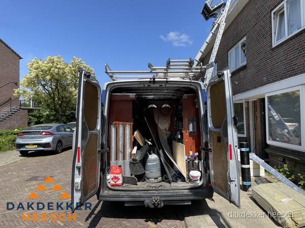 Spoed dakdekker bus met gereedschap en ladder bij woning in Heesch Spoed dakdekker bus met gereedschap en ladder bij woning in Heesch